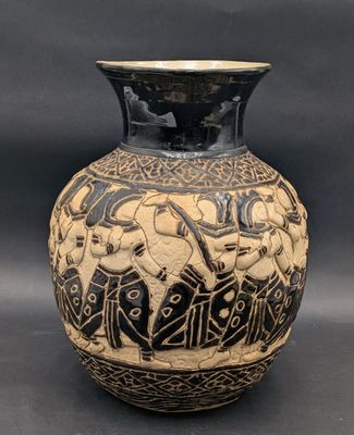un vase noir et blanc orné d'un motif