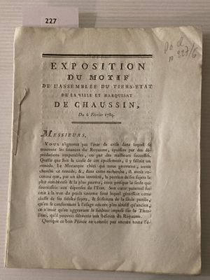 un bout de papier accroché au mur, sur lequel est collé un autre bout de papier