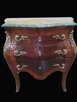 Jolie petite commode en bois de placage ouvrant par trois ti…