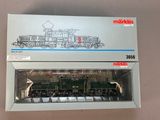une boîte contenant un train miniature, posée sur une table