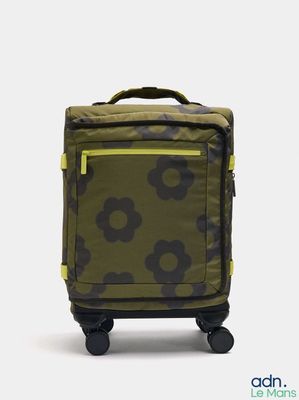 une valise à roulettes sur fond blanc