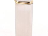 un gros plan d'un briquet posé sur une surface blanche, avec un fond blanc