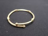 gros plan d'une bague en or sur une surface noire