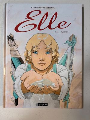 un livre sur lequel figure l'image d'une petite fille tenant une tasse