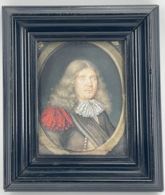 portrait d'un homme vêtu d'un manteau noir et d'une cape rouge