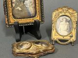 trois cadres anciens et une petite photo représentant un homme et une femme