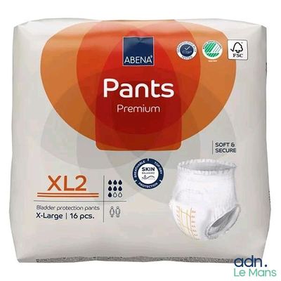 un gros plan sur un lot de pantalons sur fond blanc