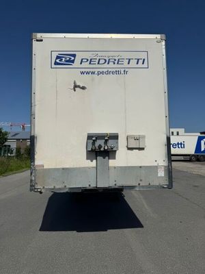 un camion de livraison garé sur le bord de la route