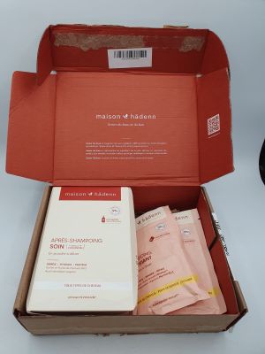 Des cartons de matériel médical sont posés sur une table à côté d'un ordinateur portable