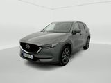 une Mazda CX-5 grise garée dans une pièce blanche
