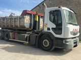 un gros camion garé devant un immeuble
