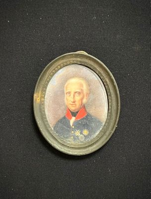 une vieille photo représentant un homme en uniforme militaire sur fond noir