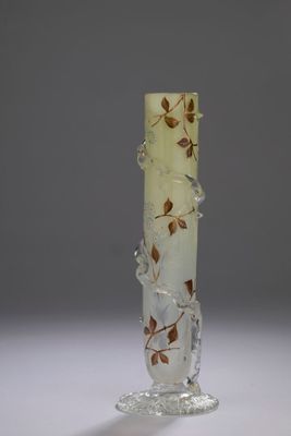 un vase en verre orné d'un motif