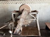 une machine posée par terre à côté d'un banc