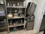 des étagères sur lesquelles sont posés des casseroles et des poêles dans une cuisine professionnelle