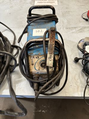 tout un tas de câbles et d'outils posés sur la table