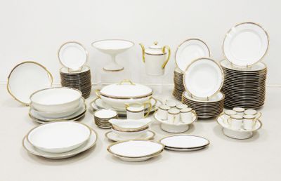 beaucoup d'assiettes et de bols sur la table