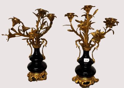 2 Bougeoirs en porcelaine gros bleu monture en bronze Ht 37,…