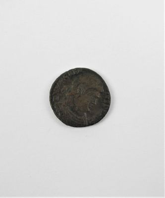 gros plan d'une pièce de monnaie sur une surface blanche