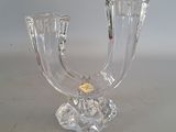 un bougeoir en verre transparent posé sur une table
