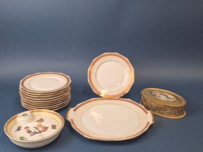 de nombreuses assiettes et bols posés sur une surface bleue