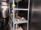 une étagère métallique sur laquelle se trouvent quelques objets