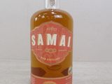 une bouteille de Samai posée sur une table, sur fond blanc