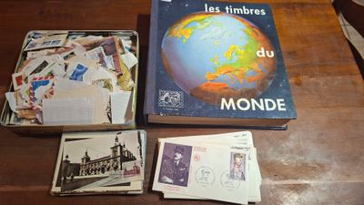 une boîte de cartes postales et un livre posés sur une table