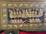une photo d'une tapisserie représentant un homme dans un bateau