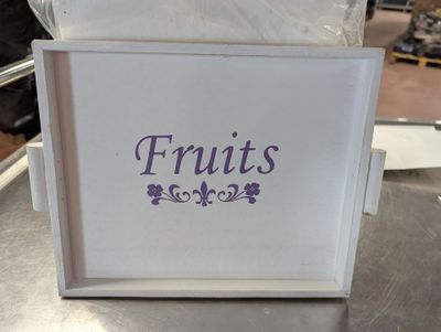 une photo d'une corbeille de fruits posée sur une table