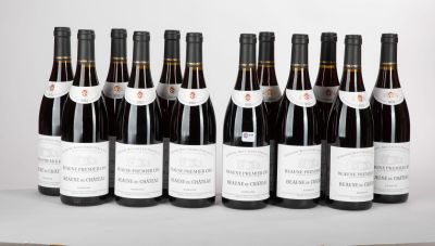 six bouteilles de vin rouge sont alignées sur une table