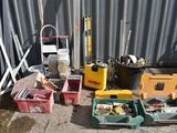 de nombreux outils posés par terre à côté d'un bâtiment