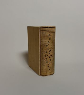 un livre en forme de règle posé sur une table