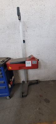 une image d'un établi dans un garage