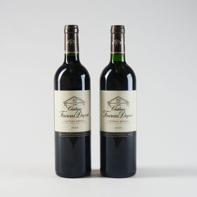 deux bouteilles de vin rouge posées l'une à côté de l'autre sur une surface blanche