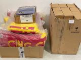de nombreux cartons d'objets posés à même le sol