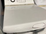 un lave-linge et un sèche-linge blancs placés l'un à côté de l'autre