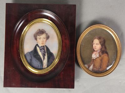 deux portraits miniatures représentant un garçon et une fille, posés sur une table