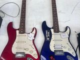 deux guitares électriques posées l'une à côté de l'autre sur une table