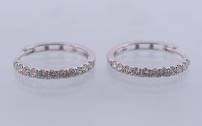 une paire de boucles d'oreilles en diamant