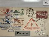 une photo d'une carte postale sur laquelle figurent quelques timbres