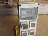 une machine posée sur un support dans un garage