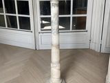 un oiseau perché au sommet d'un piédestal