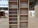 deux grandes bibliothèques en bois dans un entrepôt, avec une pancarte en arrière-plan