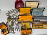 plusieurs types d'argenterie sur une table