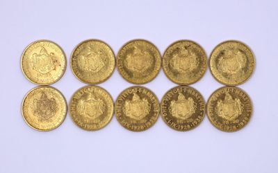 six types différents de pièces d'or sur une surface blanche