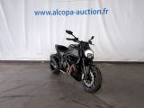 Une Ducati Streetfighter 2020 noire garée devant un fond blanc