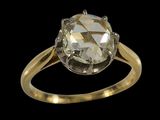 une photo d'une bague en or jaune sertie d'un diamant de taille ovale