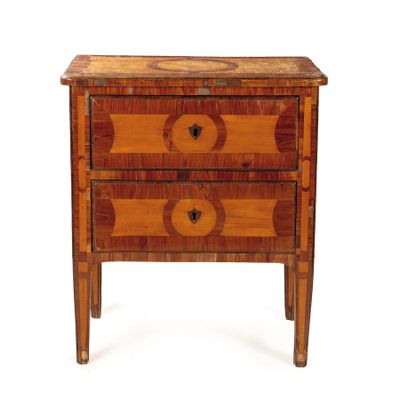 une image représentant une commode en bois avec un tiroir en dessous