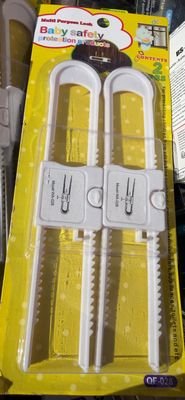 deux emporte-pièces en plastique dans la boîte posée sur la table